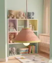 Pastel tonlarda özel tasarım avize, çocuk odası rafları önünde
