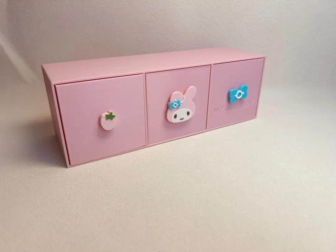 Pembe çekmeceli saklama kutusu, çocuk odası düzeni