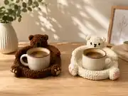 Kahverengi ve krem ayıcık bardak altlıklarında kahve fincanları