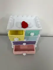 Çekmeceleri açık çilekli pasta düzenleyici