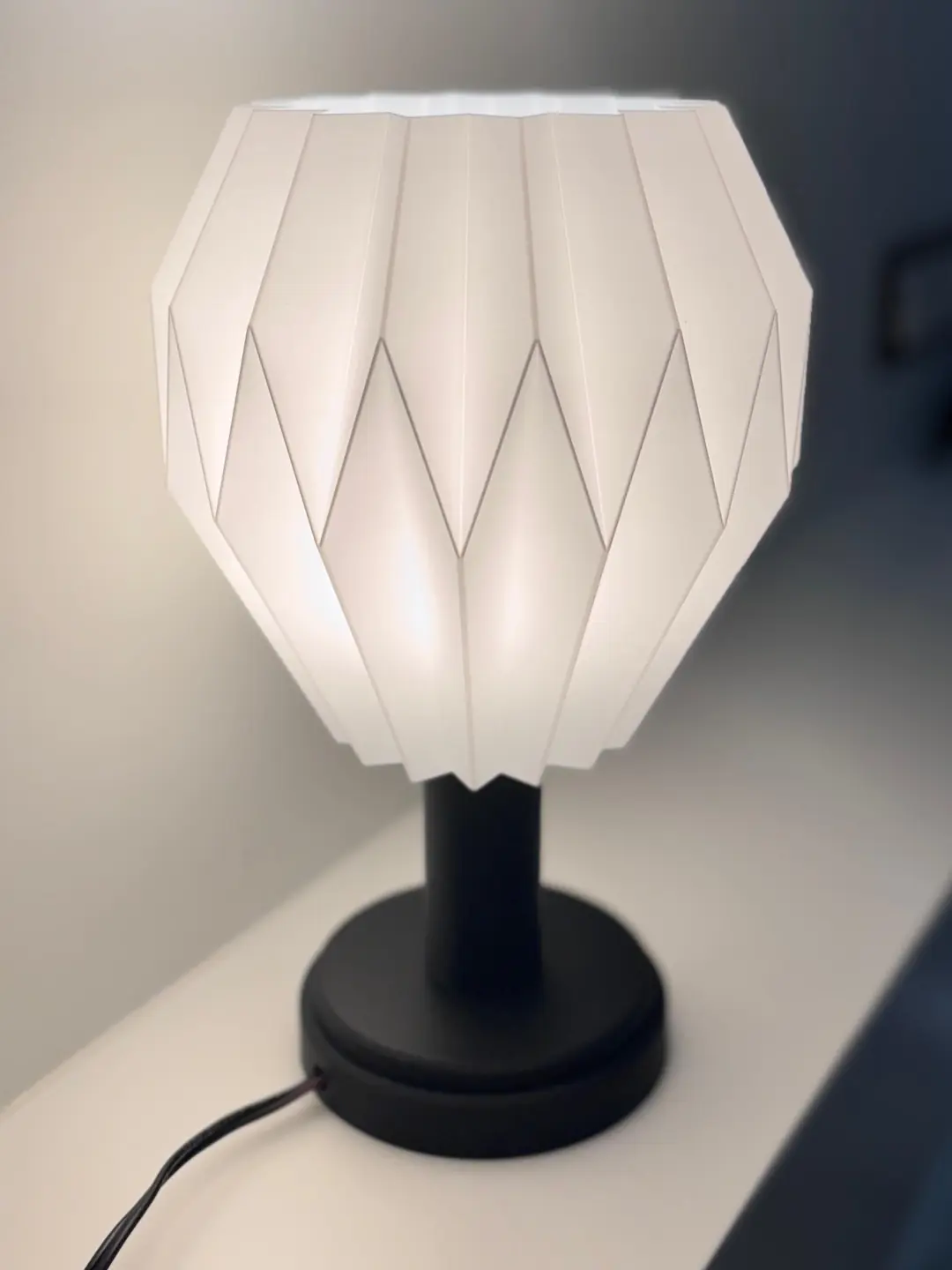 Geometrik origami masa lambası, siyah gövde