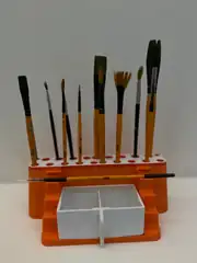 3'ü 1 arada fırça standı, sanatçı fırçalarıyla dolu