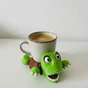Uykucu yeşil kaplumbağa bardak altlığı, kahve fincanıyla