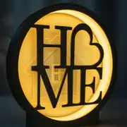 HOME yazılı LED masa lambası, kalp detaylı yanarken