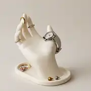 Beyaz el tasarımlı takı standı, saat ve yüzüklerle