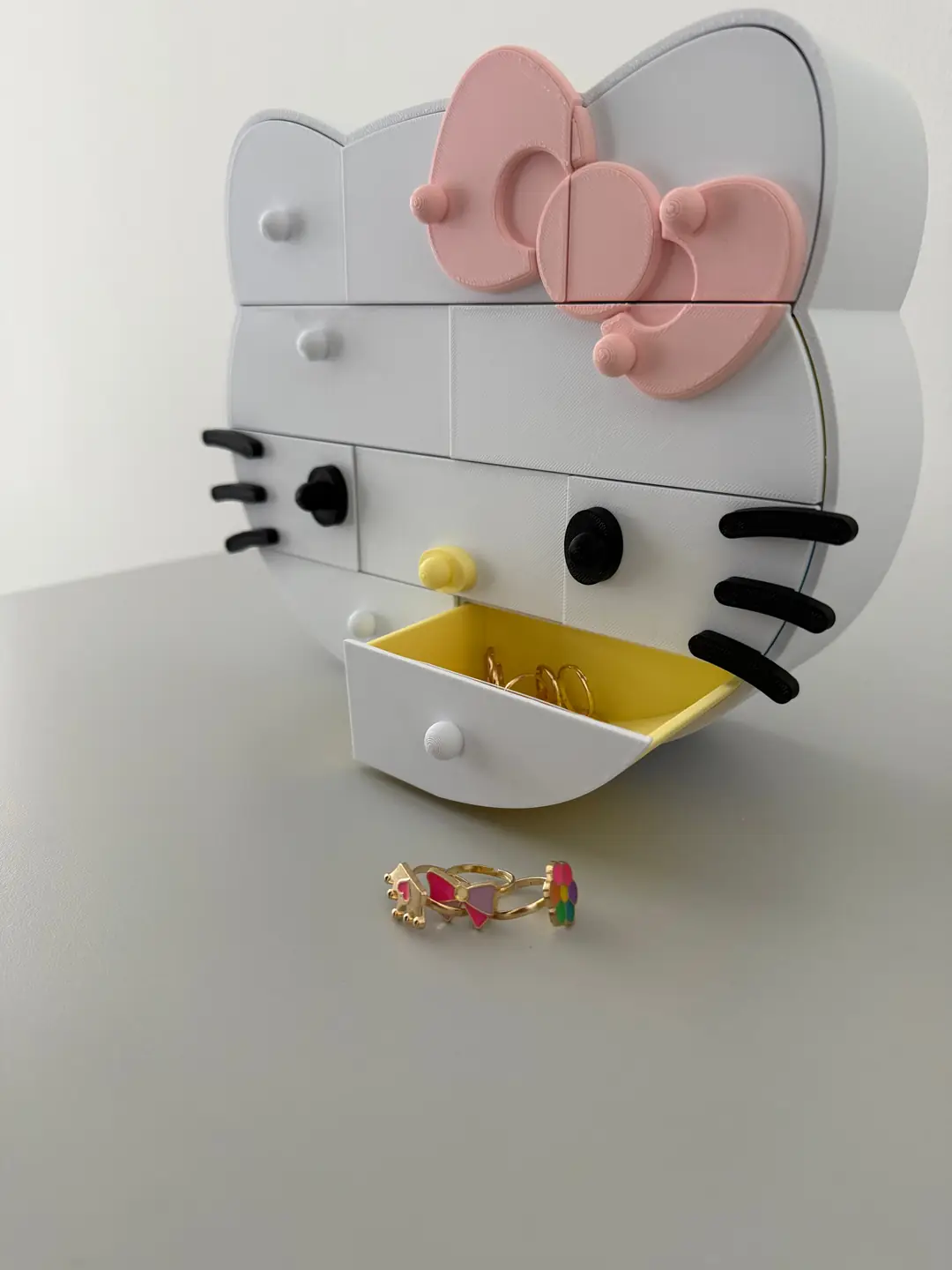 Çekmecesi açık kedi figürlü takı kutusu, masa üstü organizer