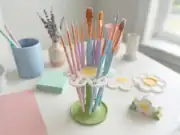 Çiçek fırça organizeri makyaj fırçalarıyla masa üstünde