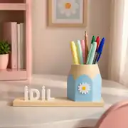 Pembe kişiye özel kalemlik, isimli tabanlı papatya detaylı