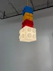 Mavi, sarı, kırmızı bloklardan sarkıt lamba, yakın çekim