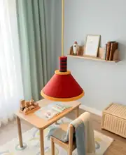 Kırmızı sarkıt lamba çalışma köşesinde, çocuk odası