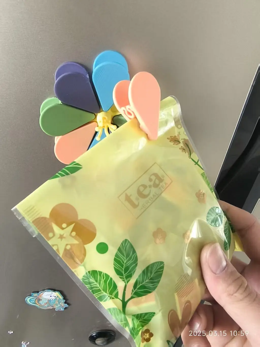 Çiçek magnetli klips ile kapatılmış paket