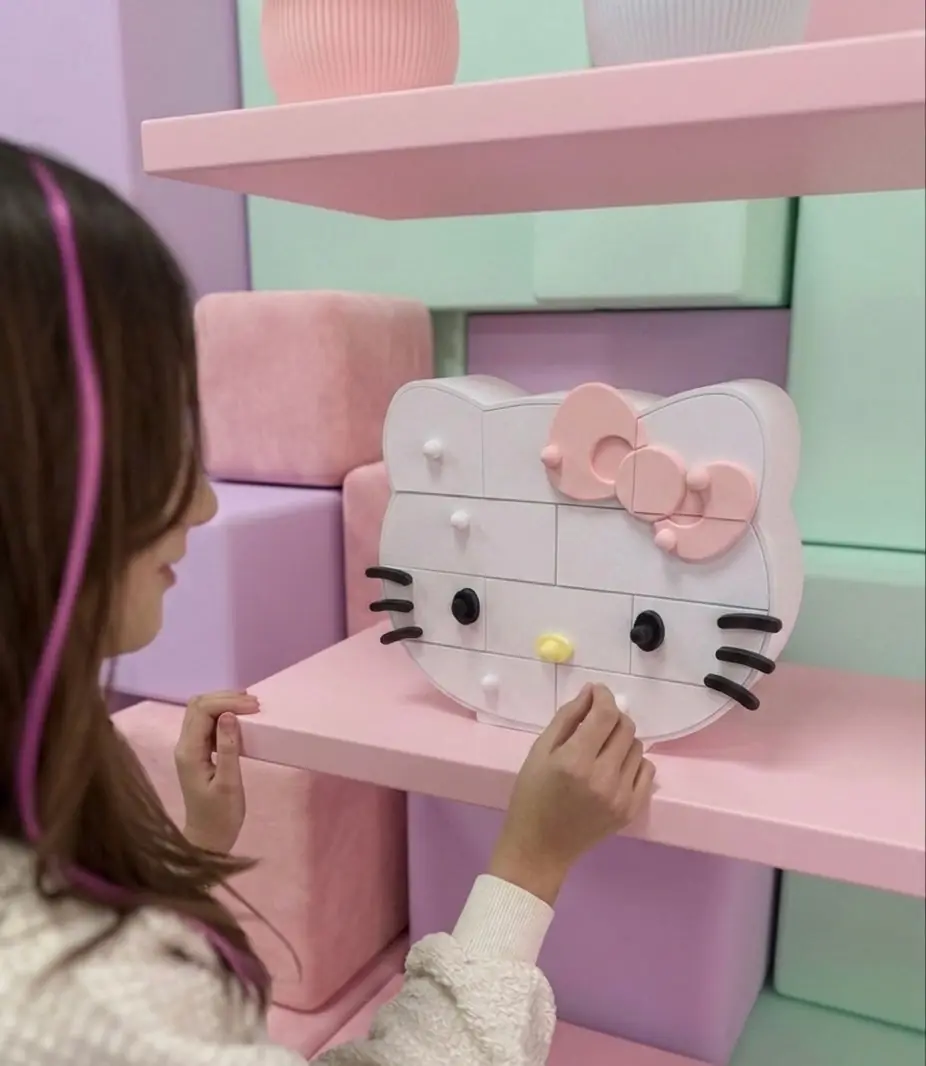Kedi figürlü takı kutusunu açan çocuk, pastel rafta