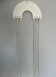 Beyaz gökkuşağı tokalık, toka asmak için iplerle
