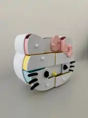 Kedi takı kutusu, renkli çekmeceler yandan görünüm