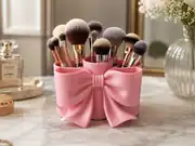 Pembe kurdele makyaj fırçası tutucu, fırçalarla dolu