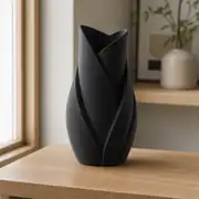 Siyah yaprak formlu vazo pencere önünde