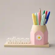 İsimli pembe kalemlik, öğretmene hediye için kalemlerle
