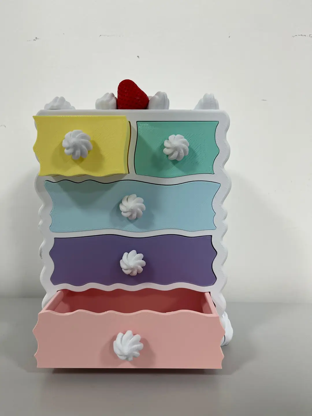 Pasta temalı organizer pembe çekmecesi açık