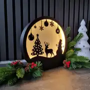 Kış masalı yılbaşı lambası yanarken, geyik ve çam ağacı silüeti