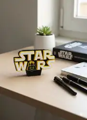 Star Wars logolu kalemlik çalışma masasında