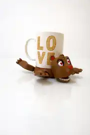 Kahverengi aşık ayıcık bardak tutucu üzerinde LOVE yazılı kupa
