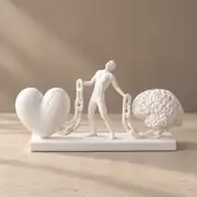Kalp ve akıl arasında dekoratif heykel, beyaz
