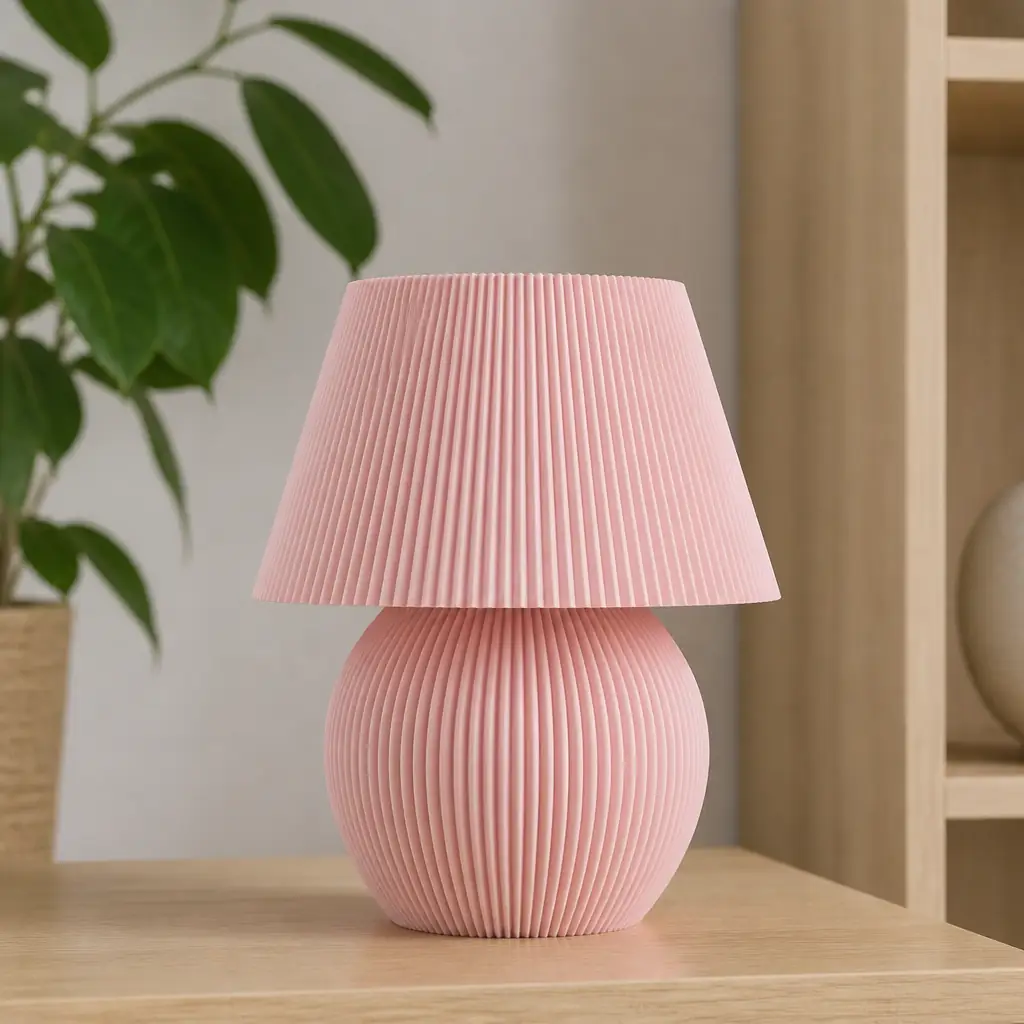 Pembe mantar abajur çalışma masasında