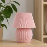 Pembe mantar abajur çalışma masasında