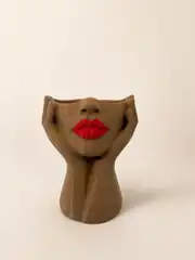 Kırmızı dudaklı bej yüz saksı, ön görünüm