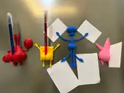4'lü renkli karakter magnetleri, kâğıt ve kalem tutarken