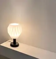 Origami LED lamba sıcak ışıkla yanarken