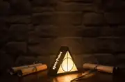 Hogwarts gece lambası karanlık odada sıcak ışık