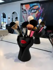 Siyah yüz fırçalık makyaj fırçalarıyla, makyaj masası