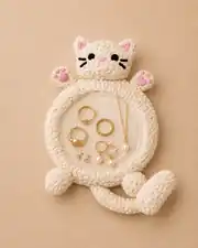 Kedi takı organizerinde yüzük ve küpeler