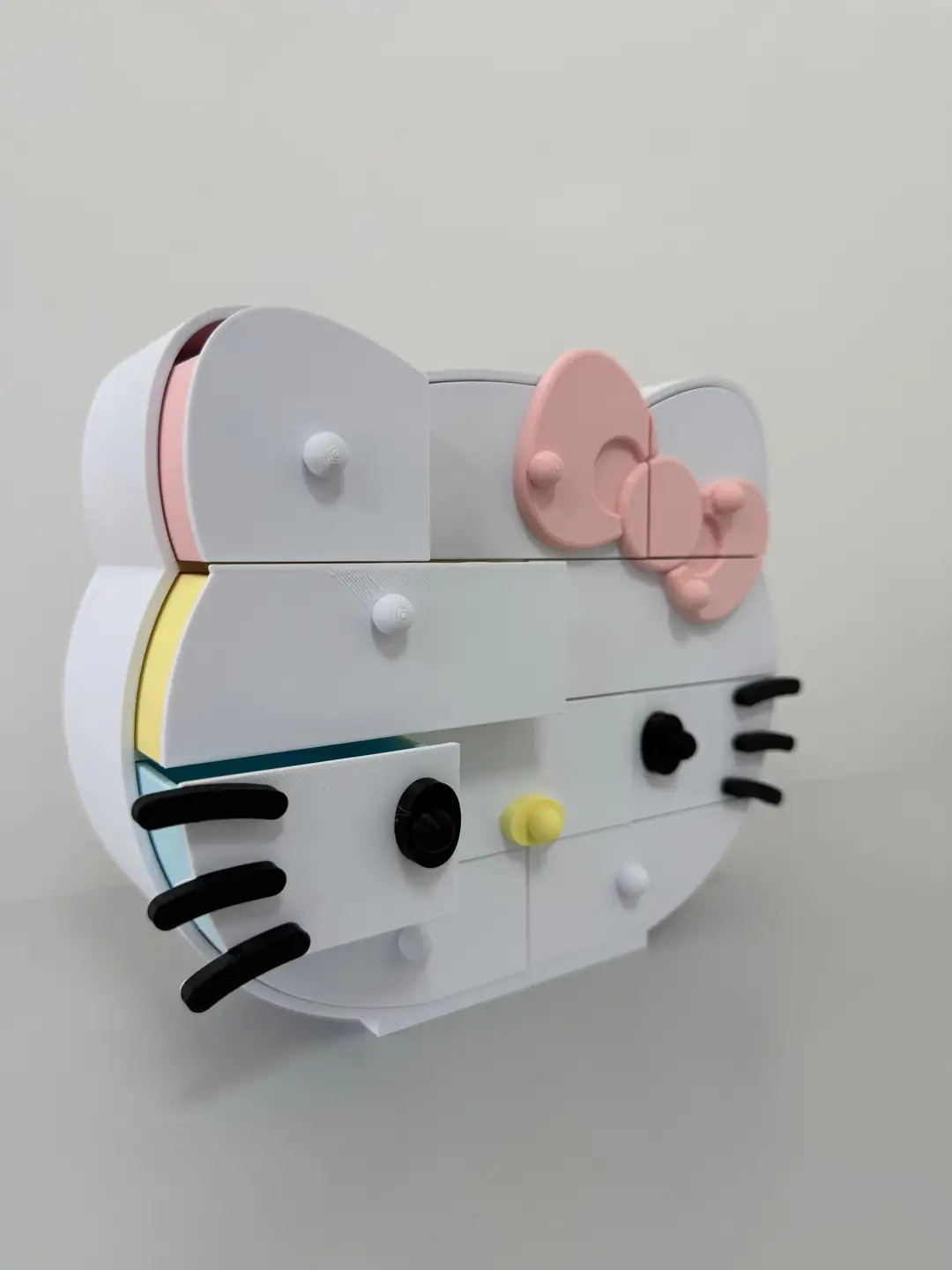 Kedi takı kutusu yan açı, çok renkli çekmeceler