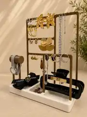 Saat, küpe, kolye ve toka standı dolu görünüm