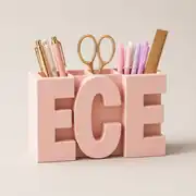 İsimli pembe masa organizeri, kalem ve makasla