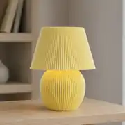 Sarı mantar abajur kitaplık önünde