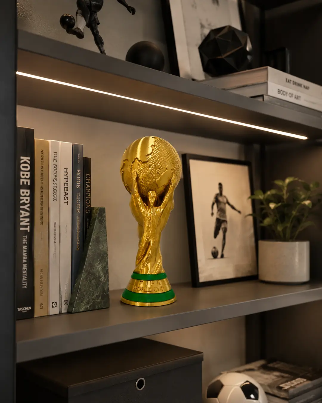 Dünya kupası dekoru kitaplık rafında, futbolsever odası