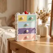 Pastel çekmeceli pasta organizer, komodin üstünde