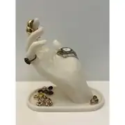Beyaz el takı standı, yüzük ve saat düzenleyici