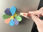 Buzdolabındaki çiçek magnetten klips çıkarılırken