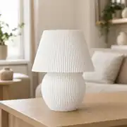 Beyaz mantar abajur, çizgili dokulu, komodin üzerinde