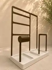 Küpe ve saat askılı takı standı, beyaz tabanlı