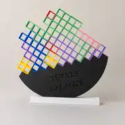 Tetris denge oyunu, renkli bloklar yarım ay tabanda