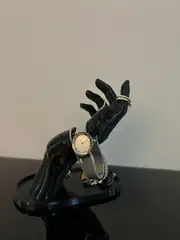 El figürlü takı standında saat ve bileklik