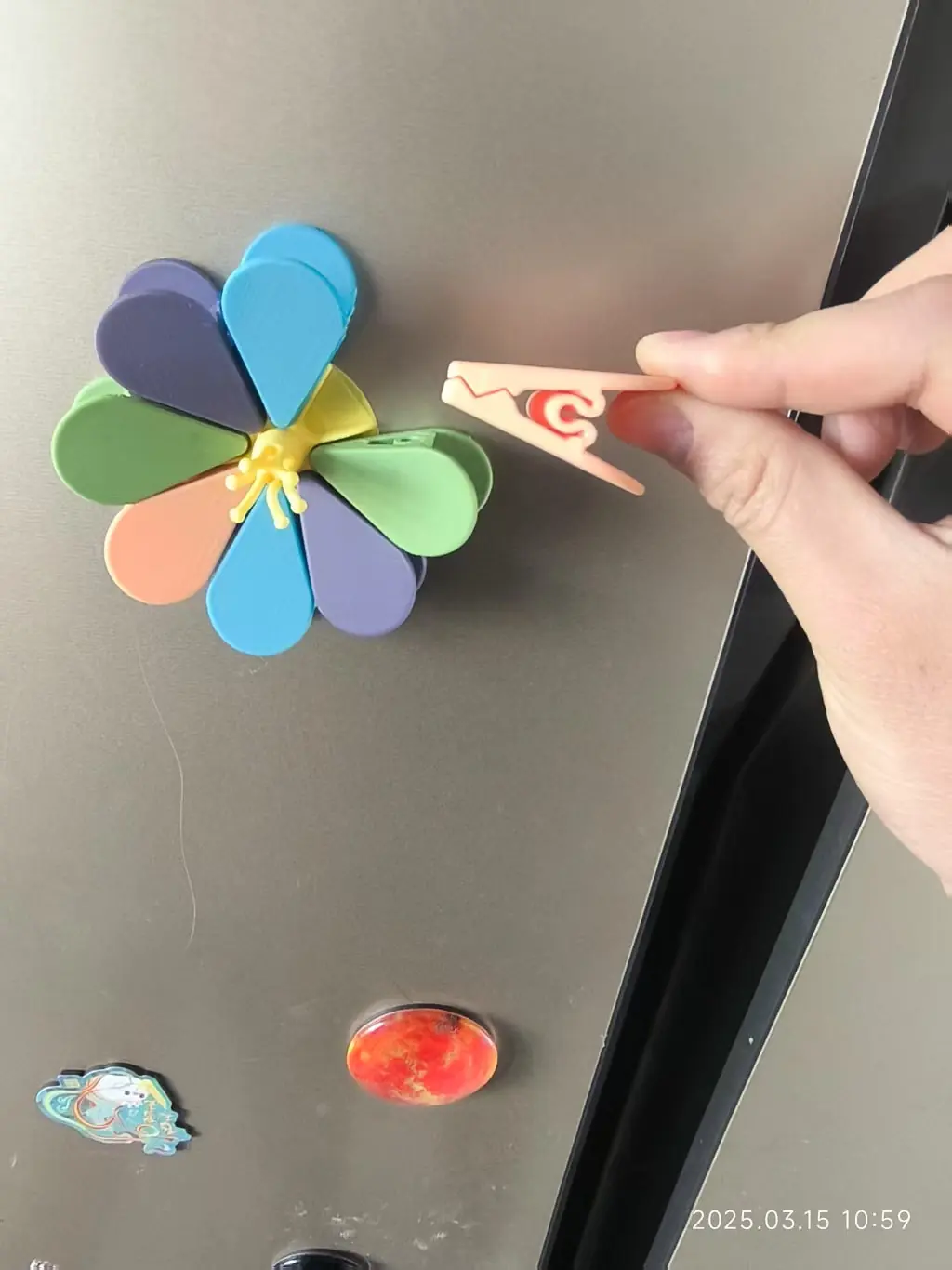 Çiçek magnet klipsi kullanımı, buzdolabı düzeni