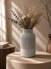 Gri çizgili dekoratif vazo, kuru çiçeklerle