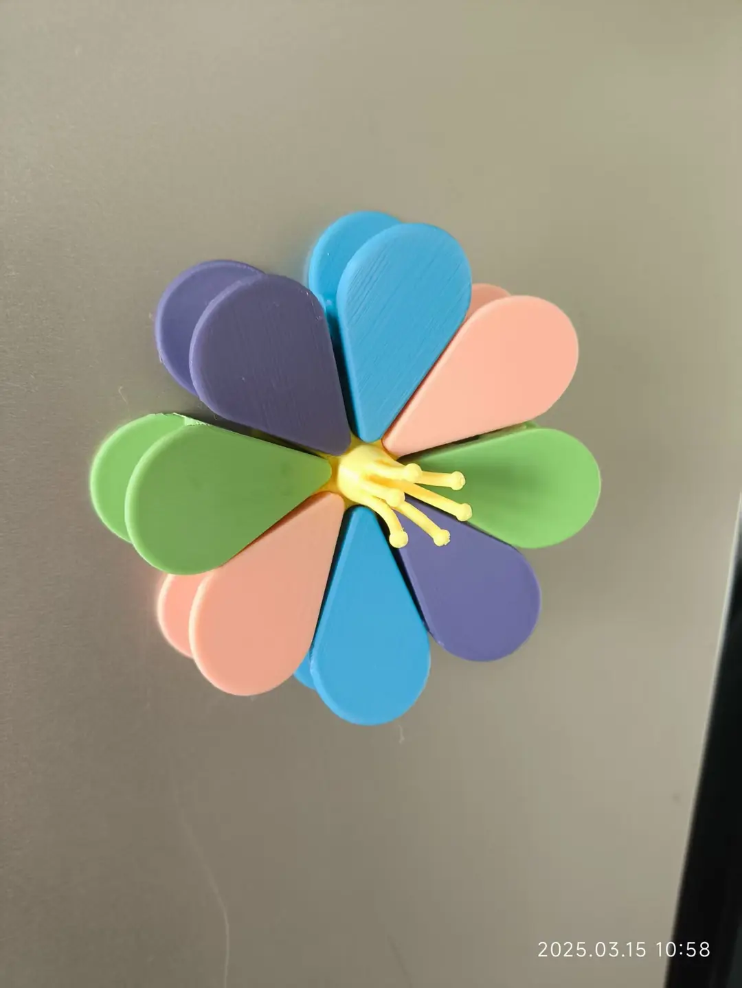 Pastel çiçek formlu magnet, klipsler takılı