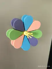Pastel çiçek formlu magnet, klipsler takılı